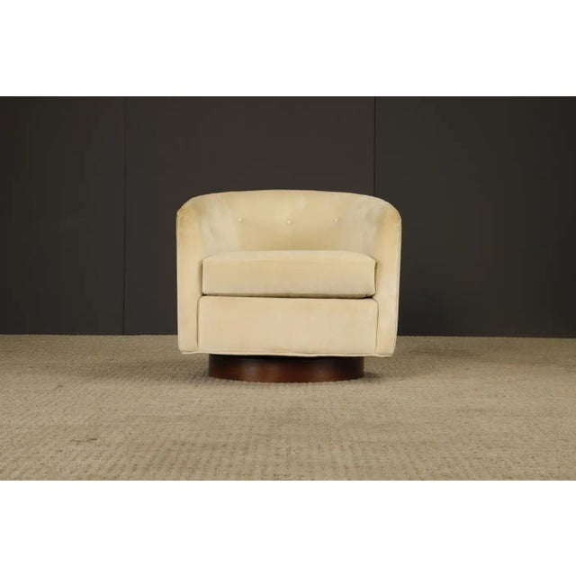 Elegant, sculptural, and inviting, this 1970s Mid-Century Modern swivel club chair embodies the relaxed sophistication of...