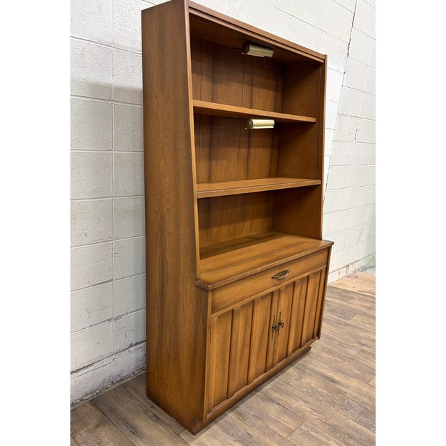 Mid 20th Century Vintage American of Martinsvile MCM Lighted China Cabinet and Hutch For Sale - Image 5 of 17