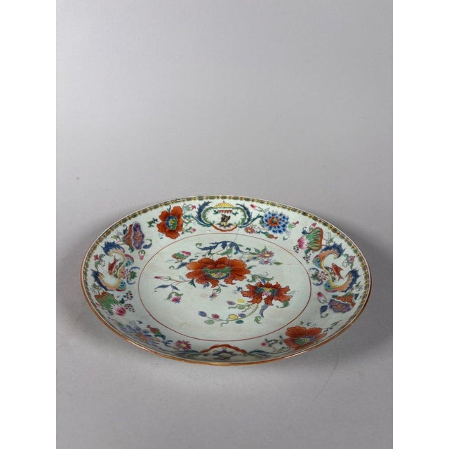 China Porcelain plate with "Pompadour" decoration, 18th century, Qianlong period (1711-1799) For Sale - Image 4 of 6