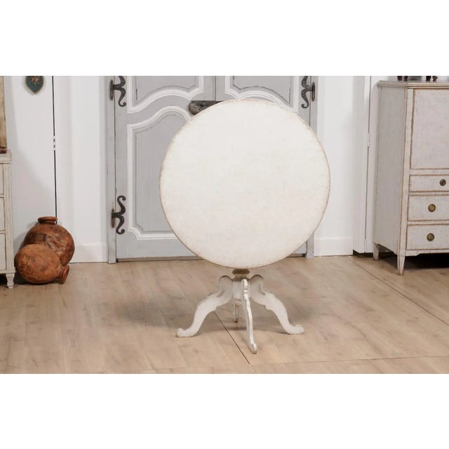 1860s Swedish Light Grey Painted Tilt-Top Table with Round Top and Carved Legs For Sale - Image 4 of 12