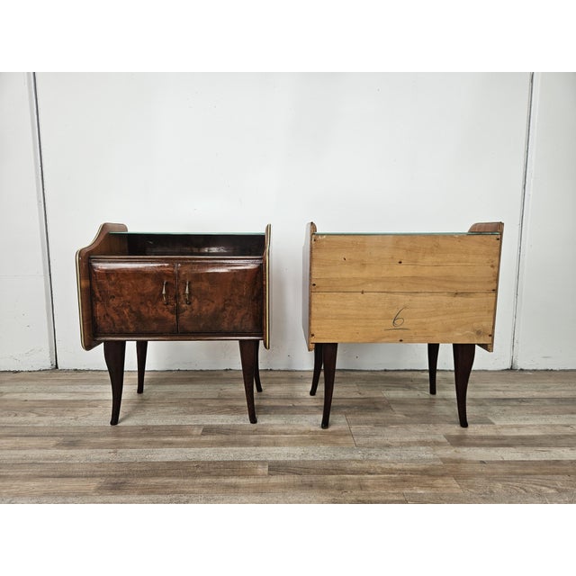 Mid-Century Modern Art Deco Bedside Tables in Walnut Burl with Mirrored Shelves and Brass Handles, 1950, Set of 2 For Sale - Image 3 of 18