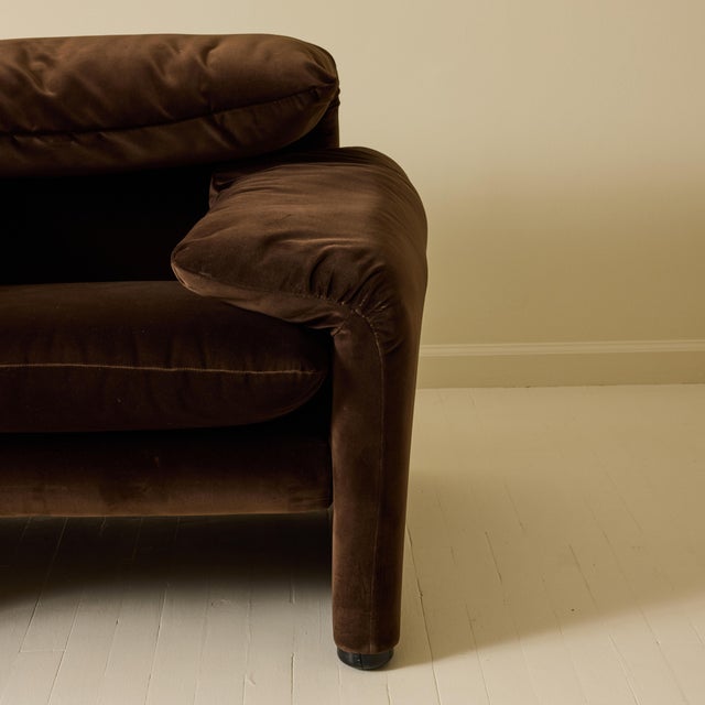 1970s A Vico Magistretti "Maralunga" Chair in New Velvet, Cassina, 1970's. For Sale - Image 5 of 7