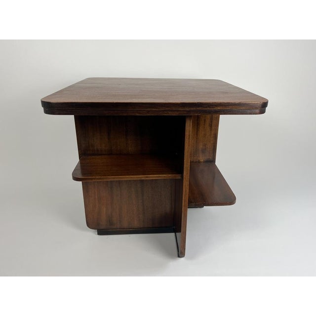 Superb Art Deco era book or side table in mahogany. Manufactured in England c.1920-30 by the esteemed Waring & Gillow...