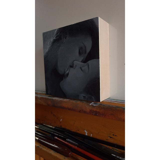 Figurative The Kiss #6 by Linda Delahaye | Oil on Panel Painting of two people kissing For Sale - Image 3 of 3
