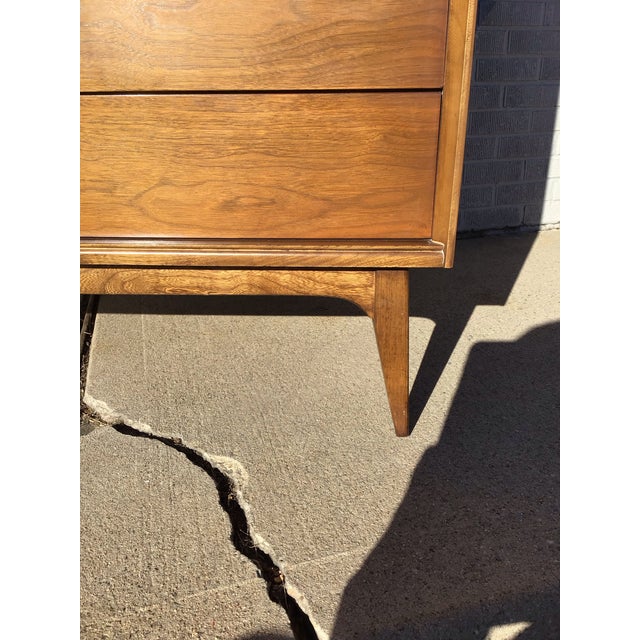 Chestnut Vintage Circa 1960 Mid-Century Modern Bassett "Mayan" Chest of Drawers. For Sale - Image 8 of 11