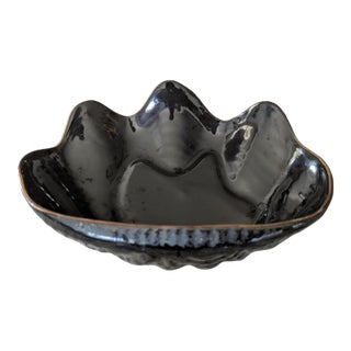 Vintage Coastal Regency Black Glazed Ceramic Clamshell Trinket Dish For Sale
