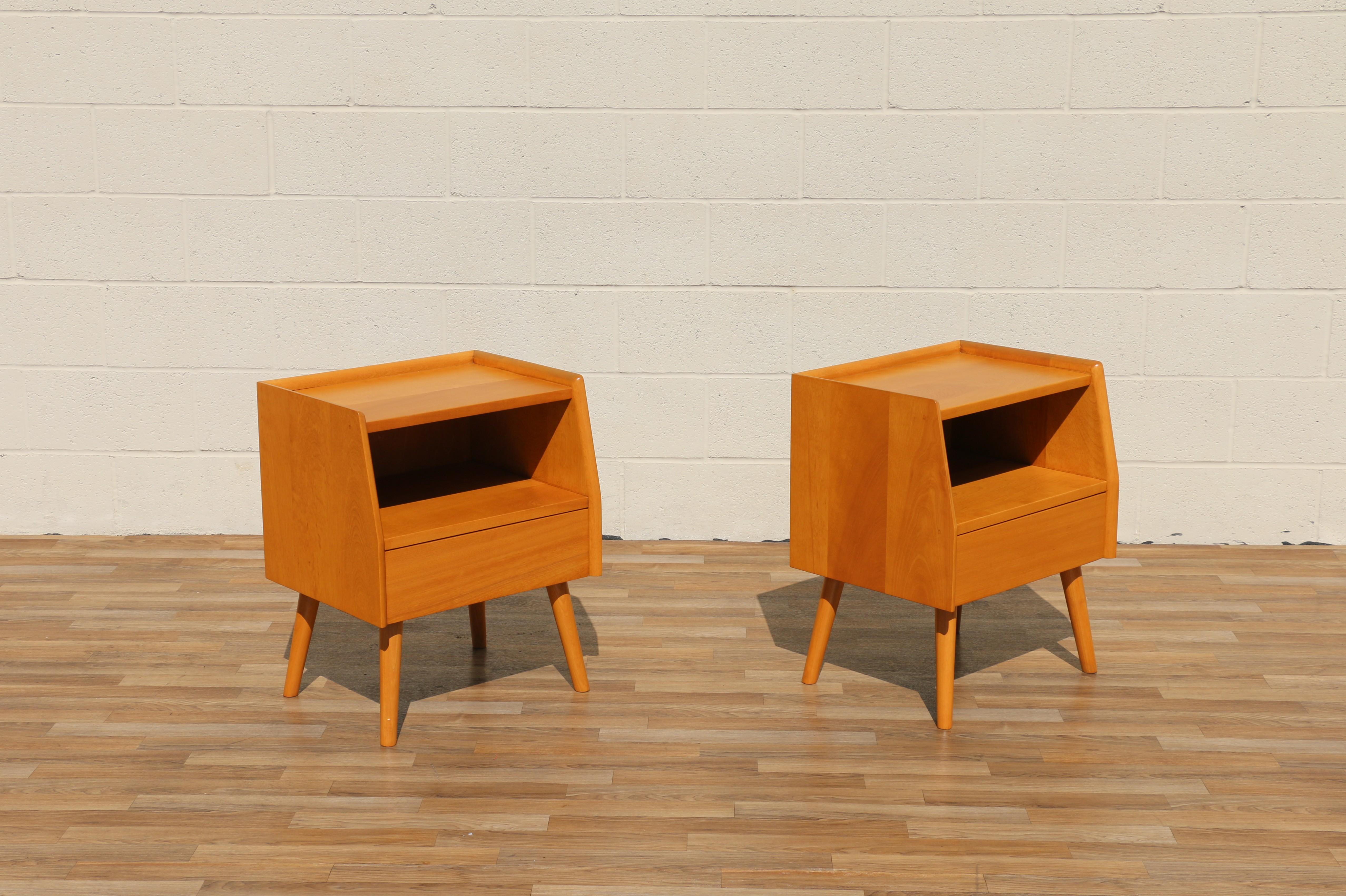 USA、ヴィンテージ，メープルナイトテーブル Mid-Century Modern Pair of Maple Nightstands in the Style of