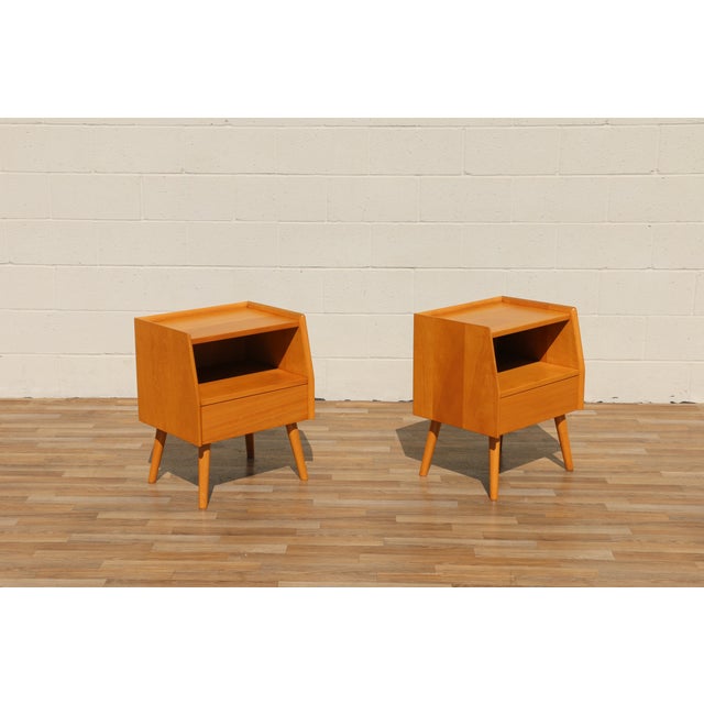 Add timeless Mid-Century charm to your bedroom or living space with this beautiful pair of Heywood-Wakefield style...