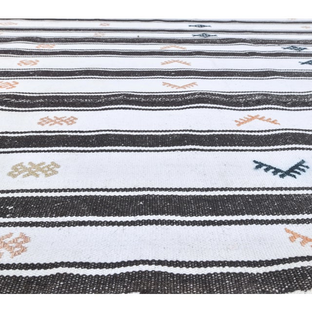 Boho Chic 1970s Handwoven Turkish Wool Flatweave Kilim Rug For Sale - Image 3 of 7