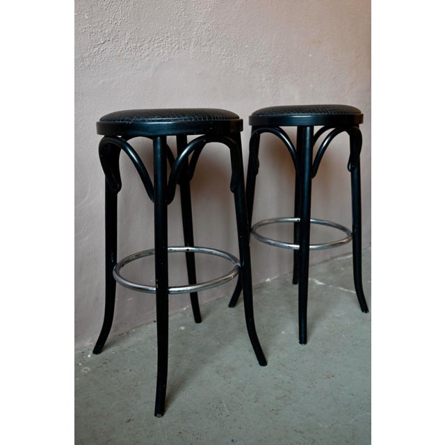 Here's a beautiful pair of bar stools that evoke the charm of old-fashioned bistros and long, leisurely evenings…...