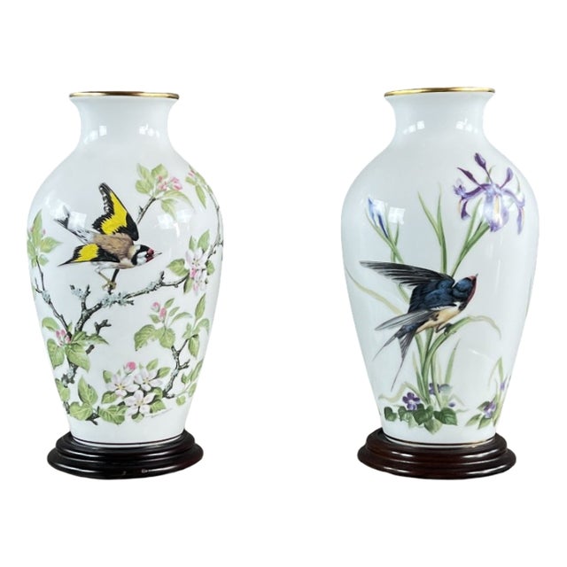 20th Century Porcelain The Meadowland Bird Vase from Franklin Porcelain, 1980s, Set of 2 For Sale
