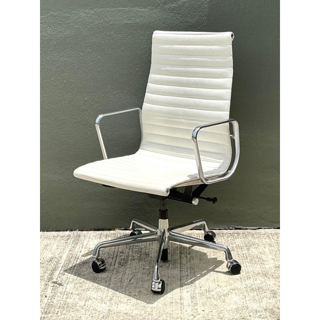 Herman Miller Vintage Eames for Herman Miller Aluminum Group Management Chair For Sale - Image 4 of 18