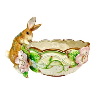 1990s Hollywood Regency Majolica Bunny & Butterfly Bowl, Fitz & Floyd Trompe L’Oeil Style. For Sale