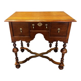 6107-00 1980s Hickory Chair Winterthur Dressing Table For Sale