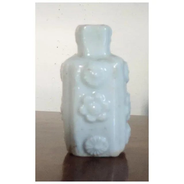 18th Century Antique 18th Century Chinese Blanc De Chine Porcelain Snuff Bottle With Relief Flower Head Decoration For Sale - Image 5 of 9