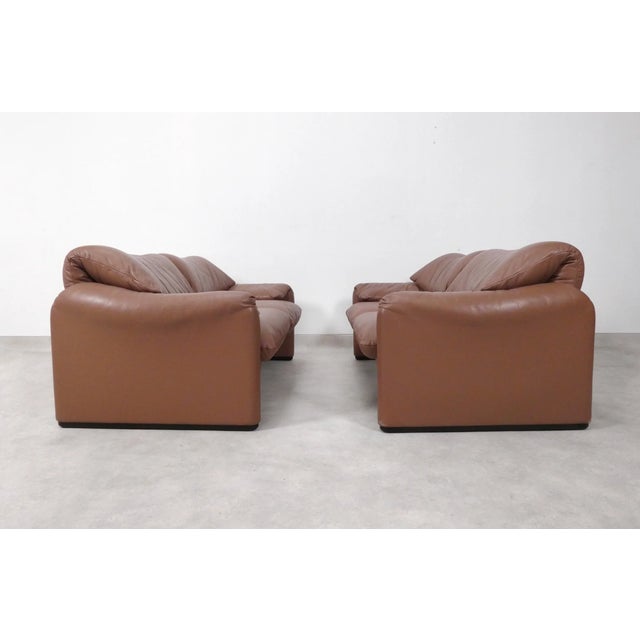 1990s Vintage Maralunga 2-Seater Sofas in Mocca Leather by Vico Magistretti for Cassina, 1990s, Set of 2 For Sale - Image 5 of 18