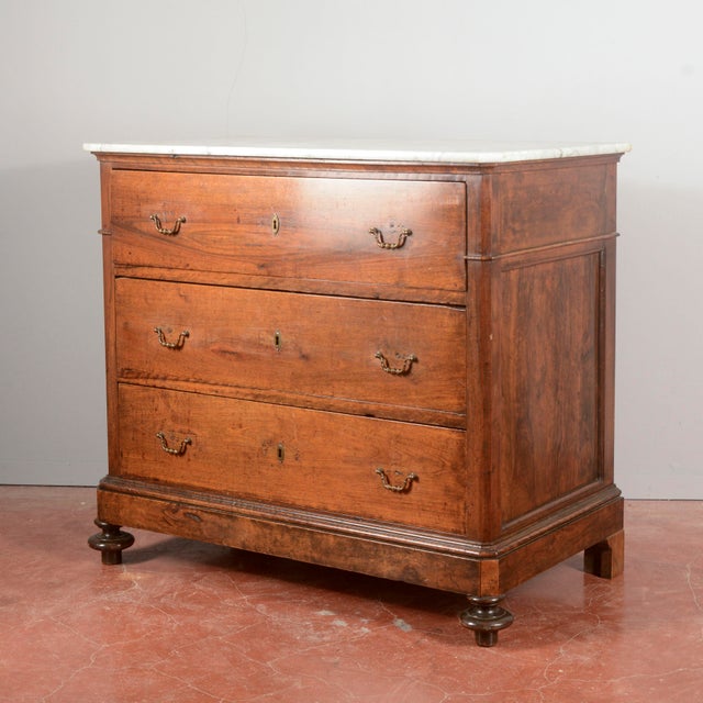 Three-Drawer Walnut Chest of Drawers with White Marble Top, 1800s For Sale - Image 4 of 18