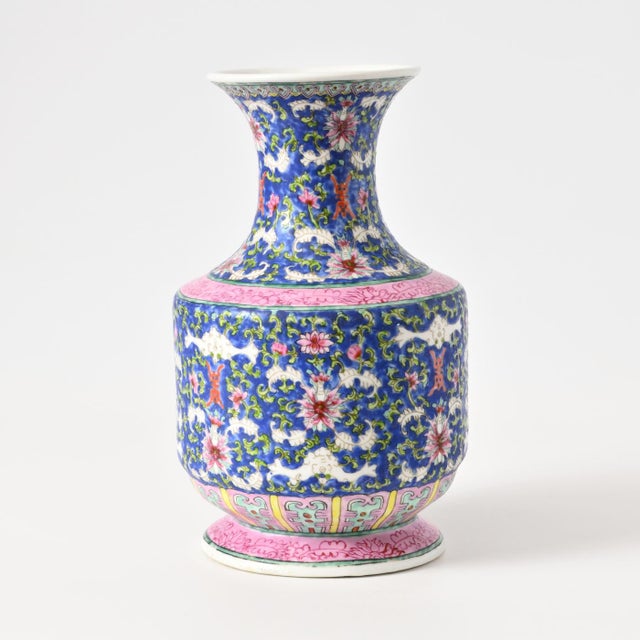 Hand-Painted Blue Ground Chinese Porcelain Vase, 1920s, in Very Good conditions. Designed before 1890