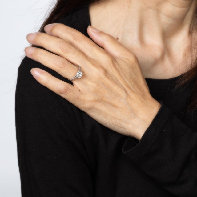 Finely detailed vintage Art Deco diamond ring (circa 1920s to 1930s) crafted in 900 platinum. Center set old European cut...