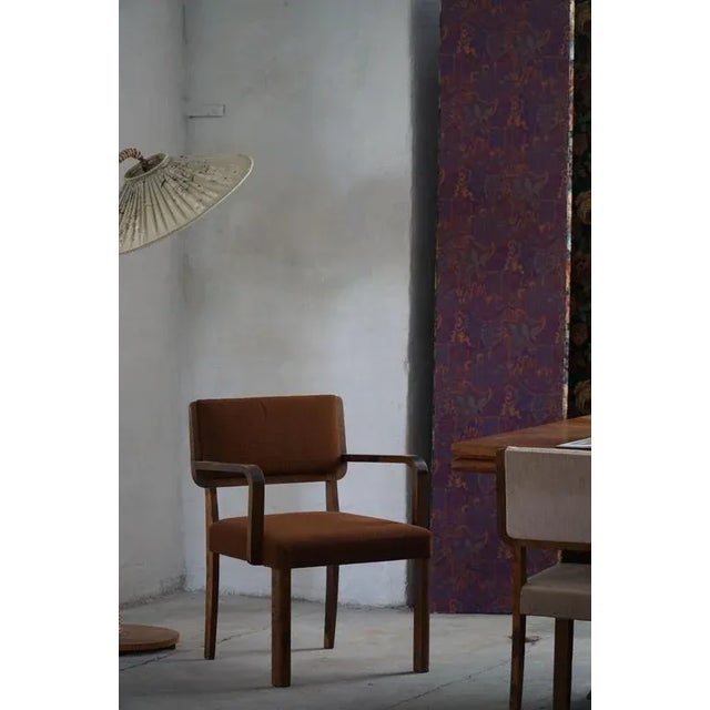 This pair of Finnish armchairs from the 1950s blends functionality with quiet elegance. Crafted in birch wood, the frames...