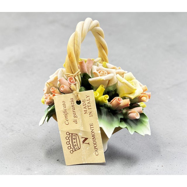 Don't be fooled by its size: this basket, measuring just 10.5 cm, is a testament to the high-quality Neapolitan ceramics...