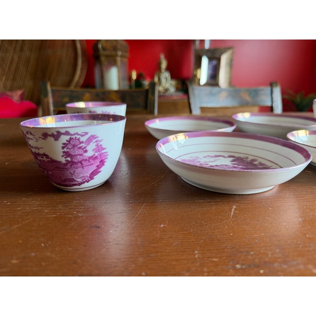 American 1805 Rare Antique Set of Four Pink Lustre and Bat Printed Pearlware Handled Cups and Saucers, Attributed to Thomas Wolfe - Set of 8 For Sale - Image 3 of 17