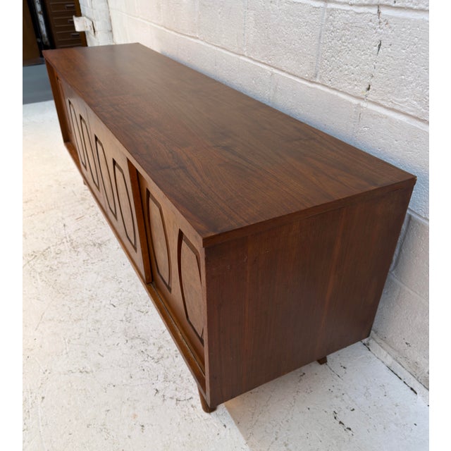 Mid-Century Walnut Credenza With Burl Inlays by Young Manufacturing For Sale In New York - Image 6 of 16