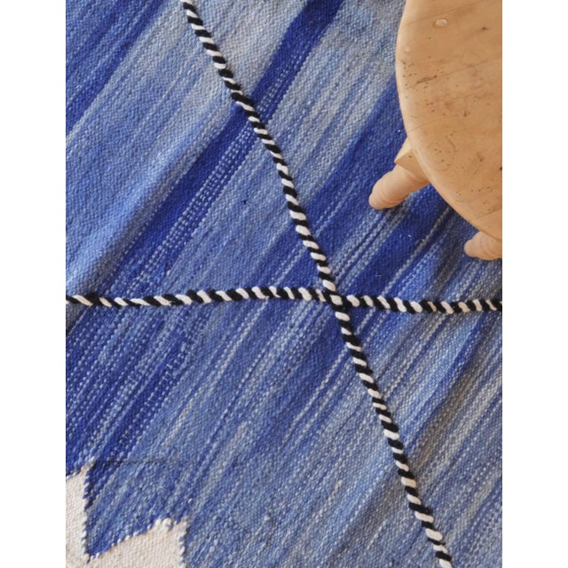 Contemporary Moroccan Flatweave Rug – Blue Kilim with Graphic Diamond Motifs This contemporary Moroccan flatweave rug is a...
