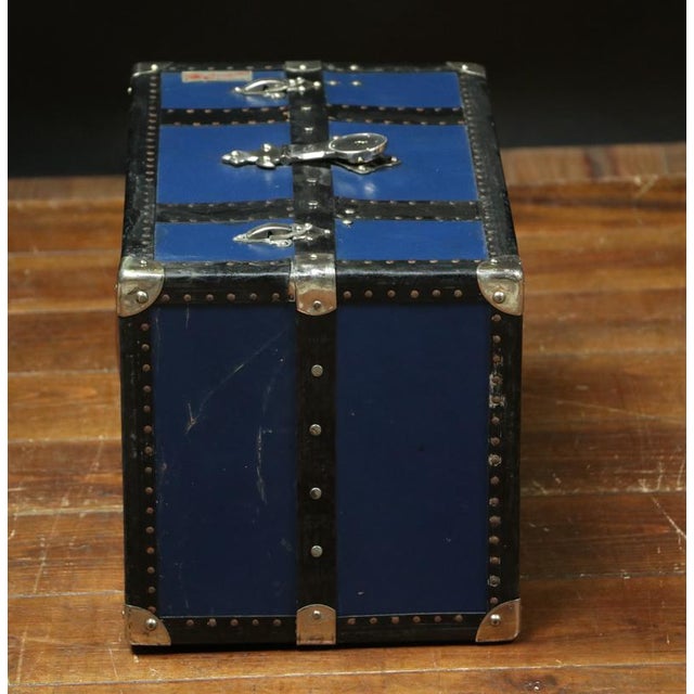 Blue Wardrobe Trunk for Dolls from the Cosmopolis Brand, 1920s For Sale - Image 4 of 10