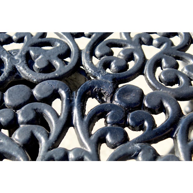 Mid-Century Ornate Cast Aluminum Patio Dining Set – Filigree Round Table With 4 Heart-Back Armchairs For Sale - Image 15 of 16