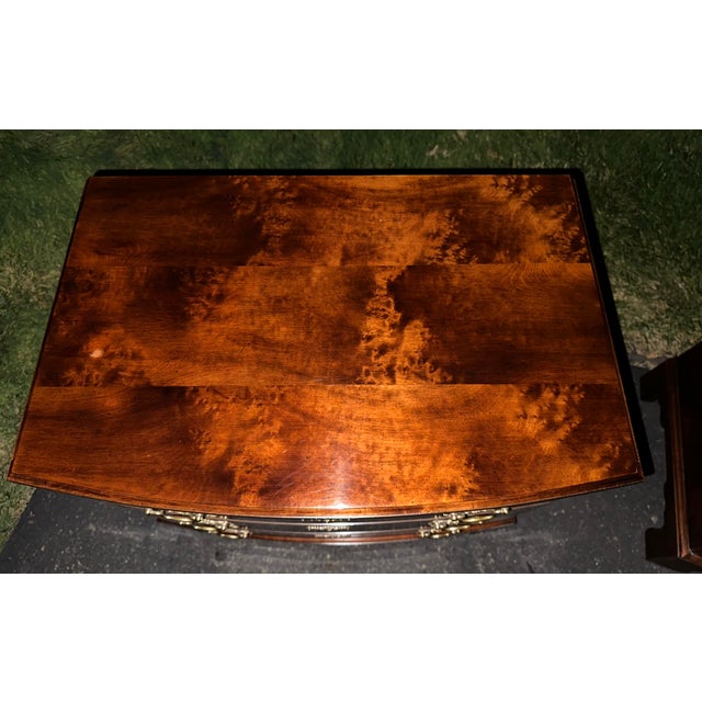 Wood Pair of Mid-Century Henredon Aston Court Georgian Style Burl Wood & Mahogany Bow-Front Bachelor Chests - 2 Pieces For Sale - Image 7 of 11