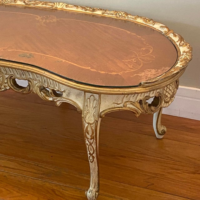 French Provincial 1940s French Provincial Style Kidney-Shaped 5 Leg Coffee Table With Inlaid Marquetry Top and Glass Overlay For Sale - Image 3 of 18