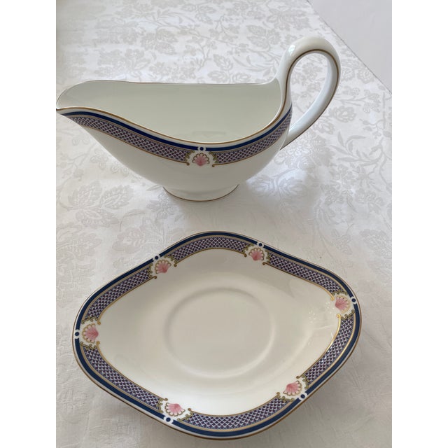 Traditional Wedgwood Waverley Bone China Gravy Boat and Under-Plate Late 20th Century Mint Condition For Sale - Image 3 of 12