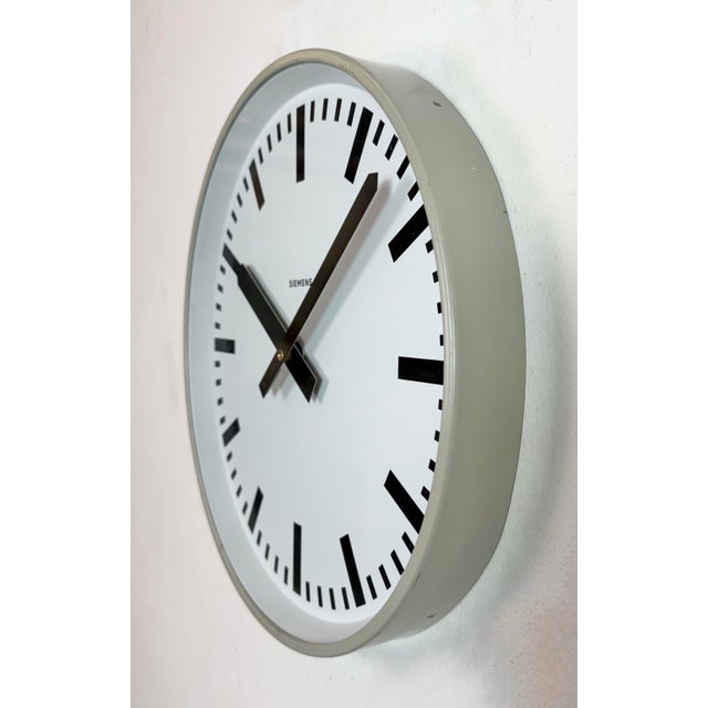 Industrial Vintage Industrial Factory Wall Clock from Siemens, 1970s For Sale - Image 3 of 16