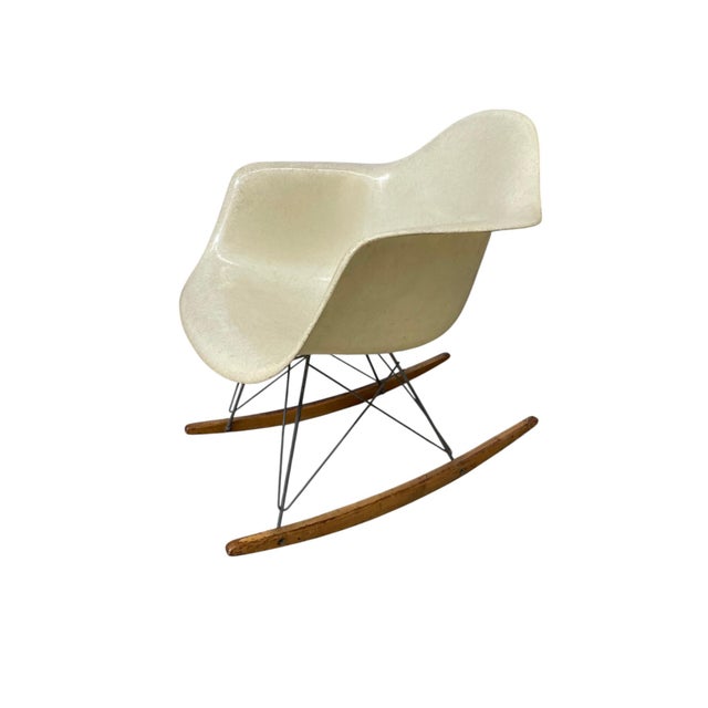 Mid-Century Modern Herman Miller Eames Fiberglass Shell Rocking Chair, 1950s For Sale - Image 3 of 7