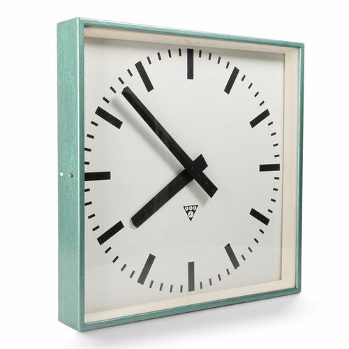The legendary Pragotron C 401 clock was originally a type of secondary industrial clock. It was an integral part of...
