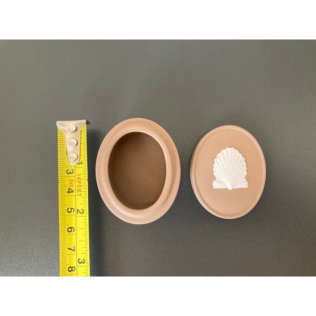 Mid 20th Century Scalloped Sea Shell Design Wedgwood Jasperware Sand Brown English Oval Jewelry Box For Sale In New York - Image 6 of 18