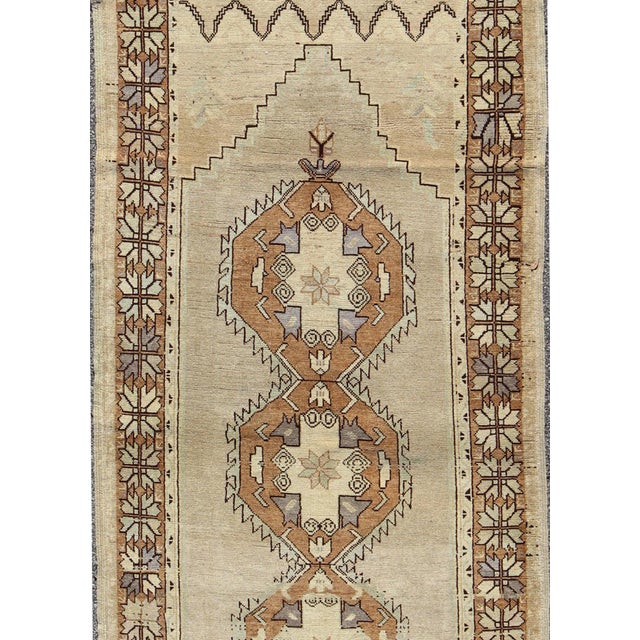 Mid 20th Century Vintage Turkish Oushak Rug With Soft Beige Field and Warm Brown Medallions For Sale - Image 5 of 7