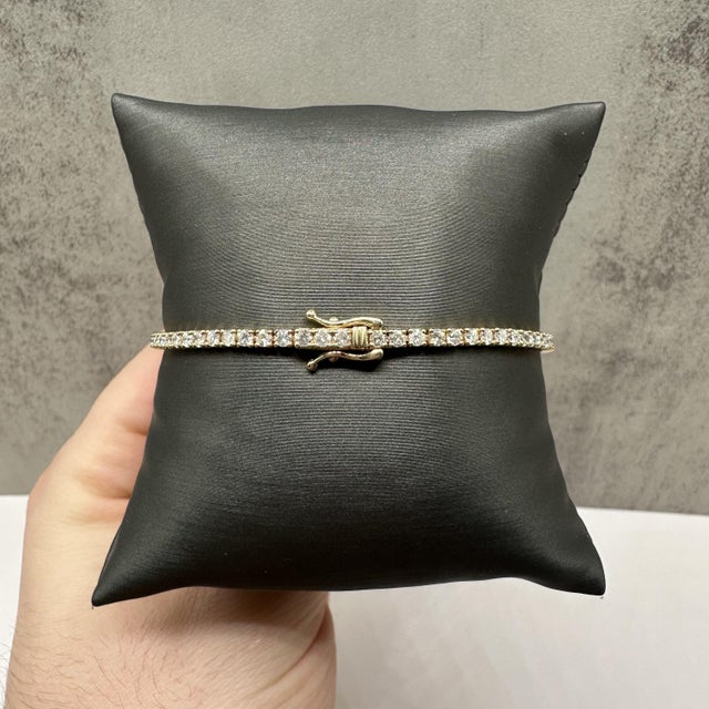 Contemporary Natural Diamond Tennis Bracelet in 14kt Yellow Gold – 3.1ctw, 7in, New For Sale - Image 3 of 4