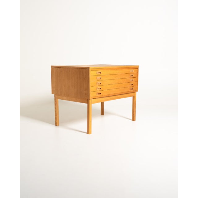 Oak chest of drawers with five large drawers and double, shaped wooden handles. Made by Hylte, Sweden, 1960s. Original...