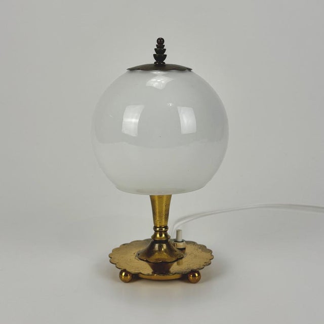 Metal Small Mid-Century Italian Table Lamp in Brass and White Opaline Glass by Pietro Chiesa for Fontana Arte, 1940s For Sale - Image 7 of 7