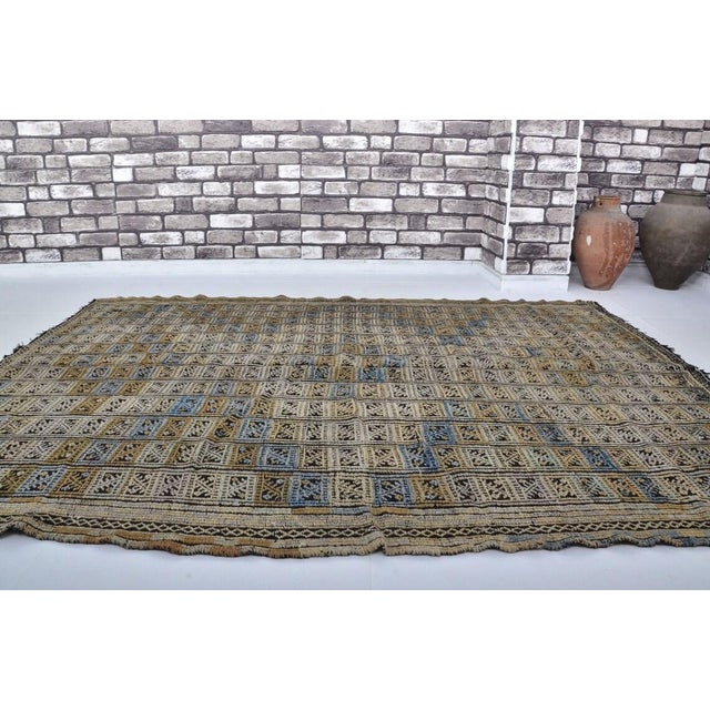 1950s Vintage Turkish Cicim Kilim Rug With Geometric Grid Pattern & Muted Earth Tones For Sale - Image 5 of 10