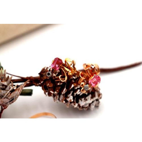 Gold accessory set consisting of earrings and ring with synthetic stones. Metal: Gold. Origin: Portuguese. Brand: Cabeça...