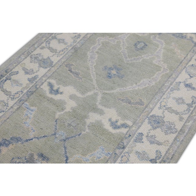 This modern Turkish Oushak rug is a stunning piece of art that has been handwoven using traditional techniques by skilled...