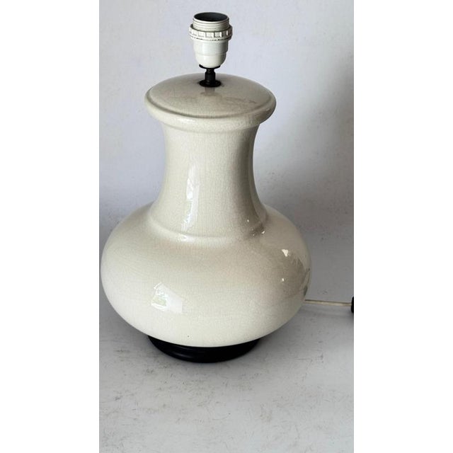 French Art Deco Style Table Lamp in White Crackled Ceramic, 1970s For Sale - Image 4 of 10