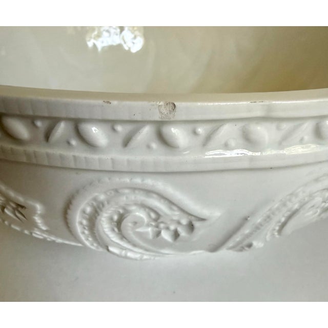 1960s Vintage Mottahedeh Italian Ceramic Relief Centerpiece Serving Bowl For Sale - Image 5 of 11