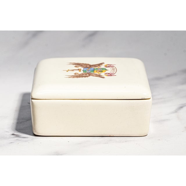 Wonderful Wedgwood Creamware Antique Hand Painted Armorial Coat of Arms English Ceramic Jewelry Trinket Desk Keepsake Box For Sale - Image 14 of 16