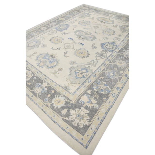 This modern Turkish Oushak rug is a stunning piece of art that has been handwoven using traditional techniques by skilled...