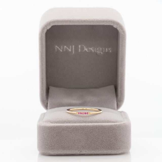 Modern Minimalist Pink Sapphire Band Ring: Solid 14k Gold Jewelry, Size 6.75 For Sale - Image 3 of 8
