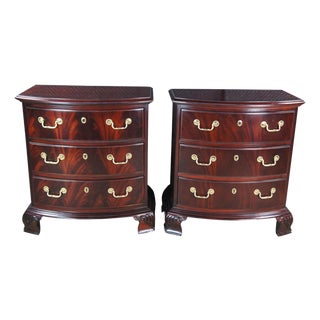 Thomasville 18th Century Flame Mahogany Bow Front Bedside Chests Nightstands, A Pair For Sale
